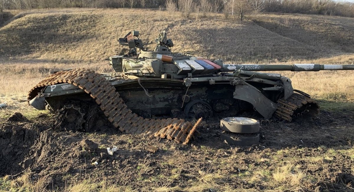 A Russian T-72B obr. 1989 tank was destroyed by Ukrainian anti-tank landmines in Donetsk Oblast / Photo credit: https://twitter.com/UAWeapons