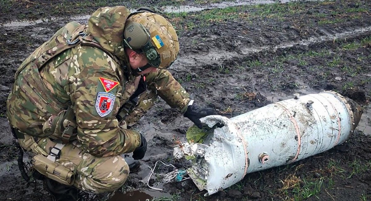 Ukrainian police safely dismantle 280 kg warhead in a plowed field / Photo credit: The Main Directorate of the National Police