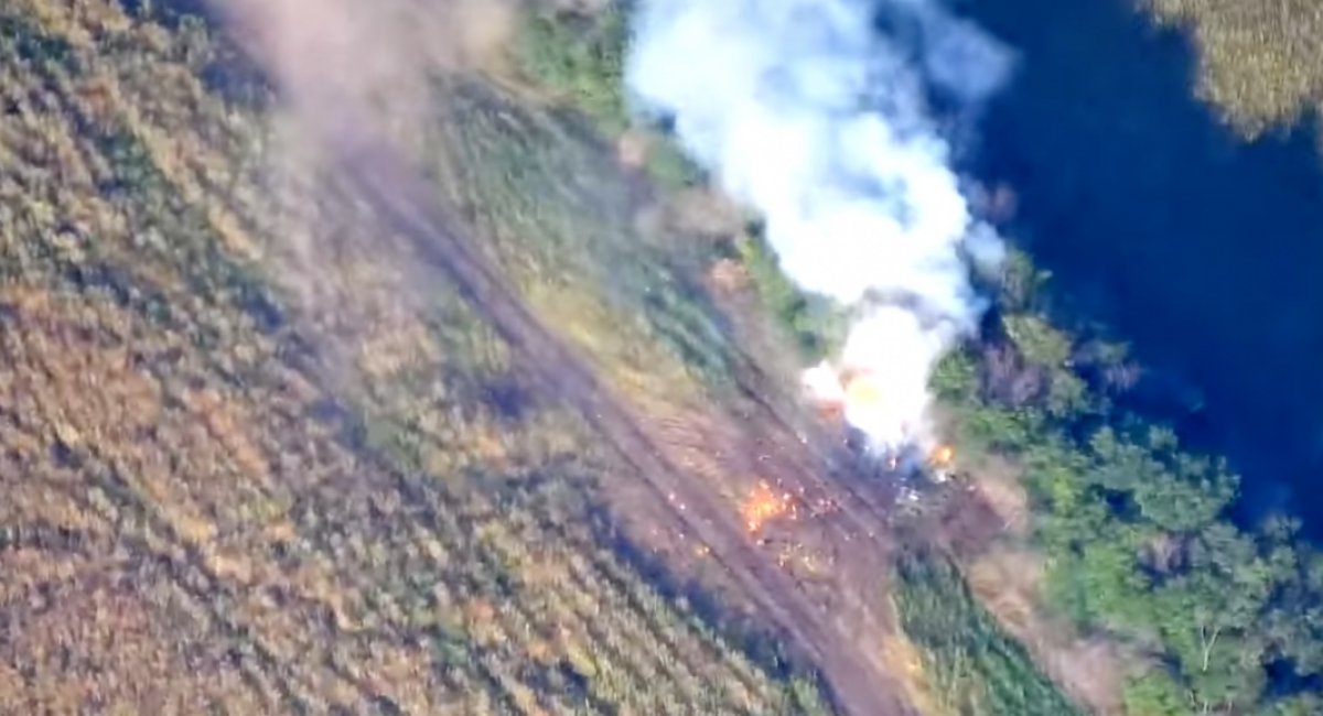 Russian 2S1 Gvozdika self-propelled artillery system on fire / screenshot from video