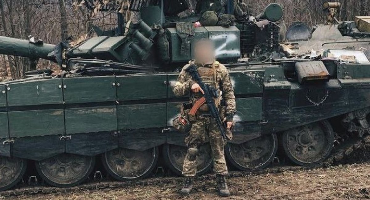 Ukrainian soldier in front of russian T-72B3