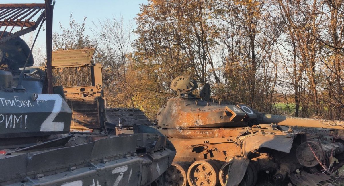 In Kherson region, a Russian T-62M with a cope cage was captured by the Ukrainian army, who also discovered a destroyed Russian T-72B-series tank / Photo credit: https://twitter.com/UAWeapons