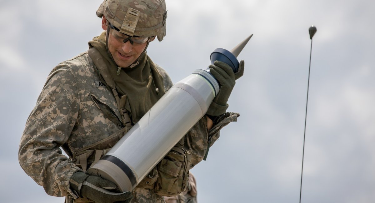 American soldier holding an M829A4 tank round / Illustrative photo credit: US Department of Defense