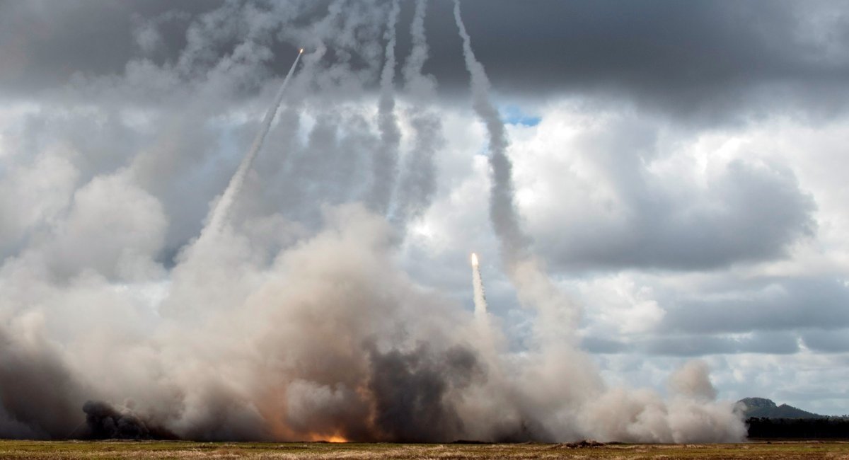 Long-range precision weapons require accurate coordinates of the targets / Simultaneous launch of HIMARS rocket systems / Illustrative photo credit: US Department of Defense