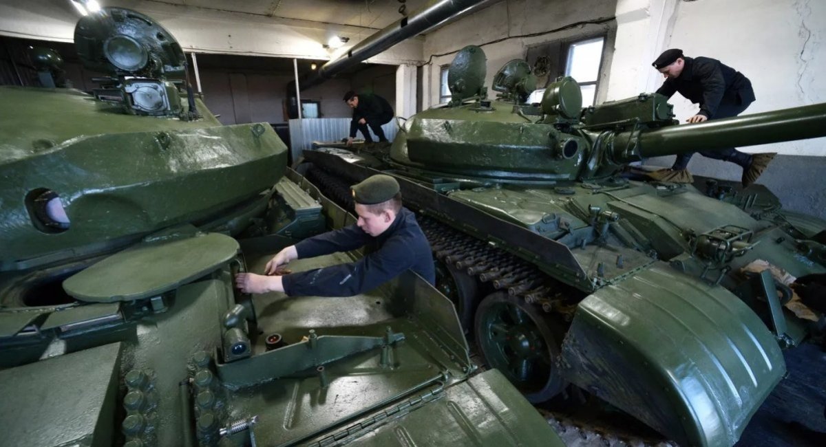 Battle tank maintenance at the Central tank storage facility in the Primorsky region, russia / Open source illustrative photo