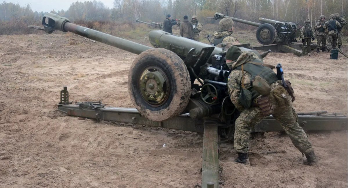 A Ukrainian Army exercise involving Soviet-era 122mm D-30 howitzers, prior to the latest Russian invasion / open source
