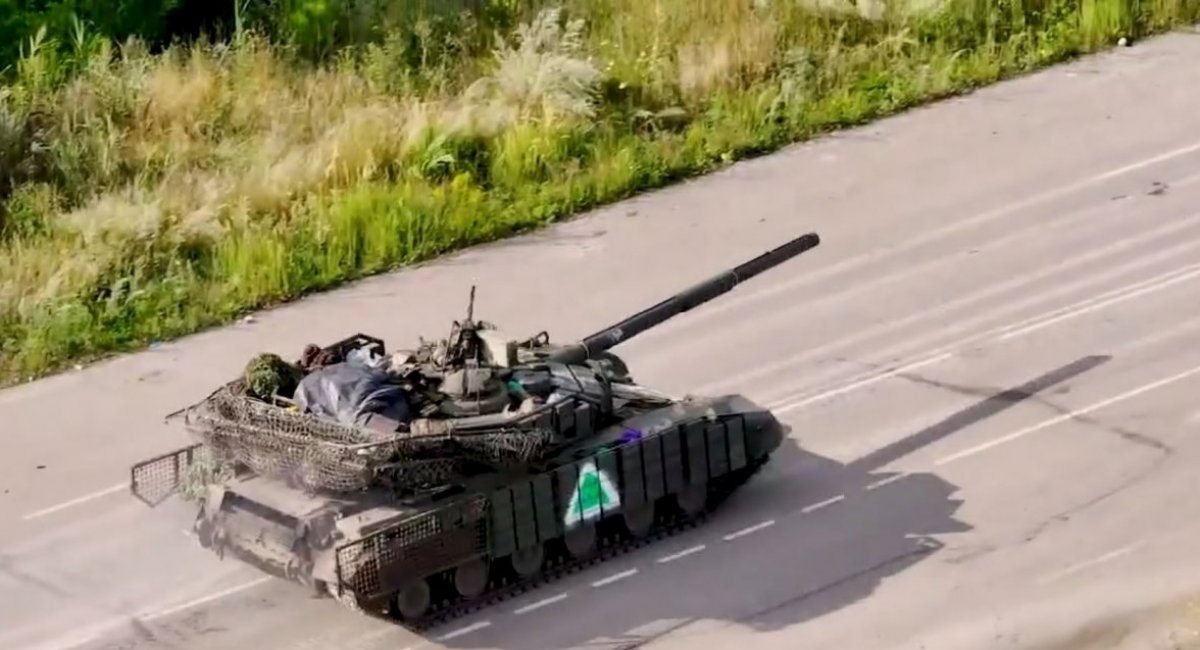 Ukrainian tank with tactical markings during combat operations on the outskirts of Sudzha, August 6, 2024 / Screenshot from a video published by the Airborne Command of the Ukrainian Armed Forces