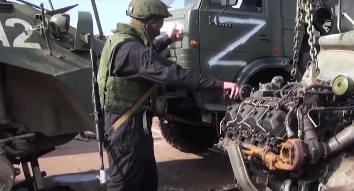 russian occupier tries to repair their military equipment / Open source illustrative photo