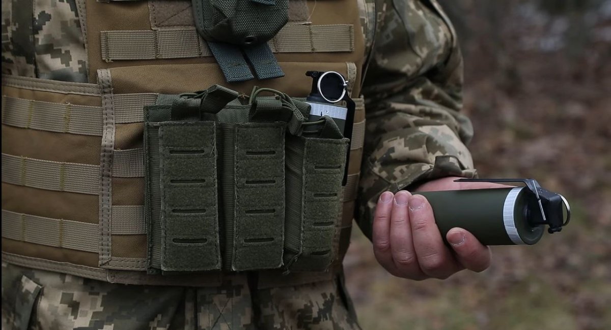 The DG-01 smoke grenade / Photo credit: Military Media Center