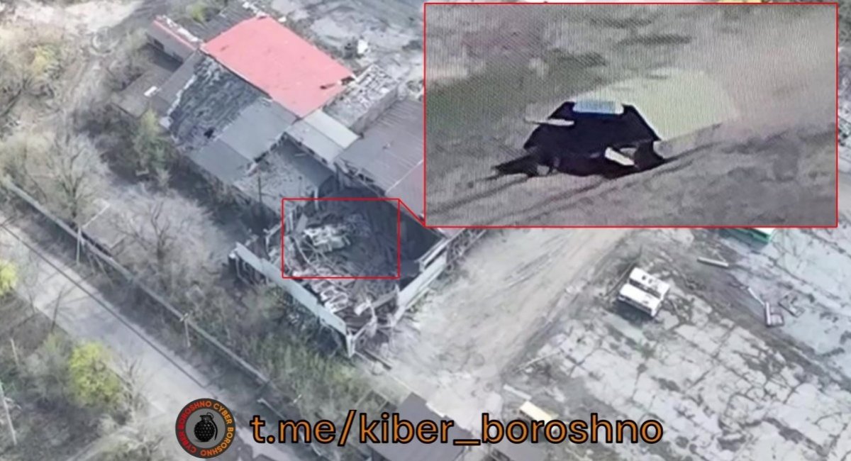 T-72 with an anti-drone "shed" destroyed in the hangar, uncovered by OSINT analysts / Collage by Defense Express // Source credits: CyberBoroshno, Clash Report