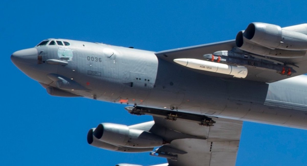 The AGM-183 ARRW under the wing of the B-52 strategic bomber / Photo credit: The United States Air Force