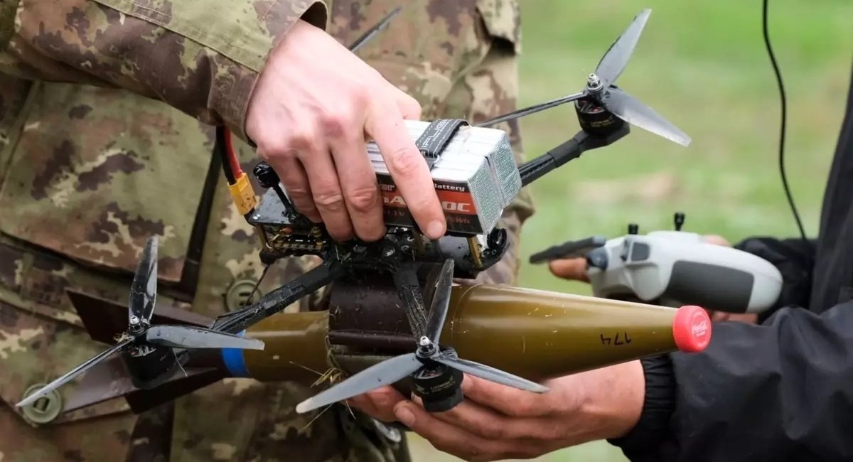 russians preparing an FPV drone for a one way sortie / Open source illustrative photo