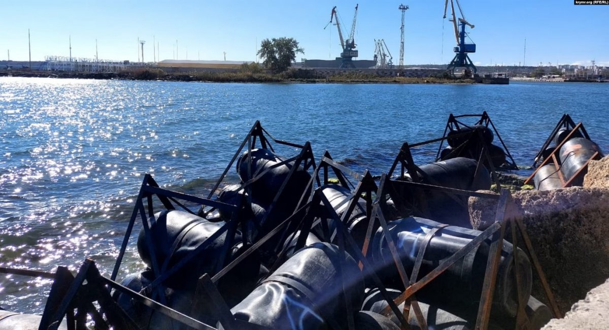 russian barriers near the Crimean Bridge / Photo credit: Radio Svoboda