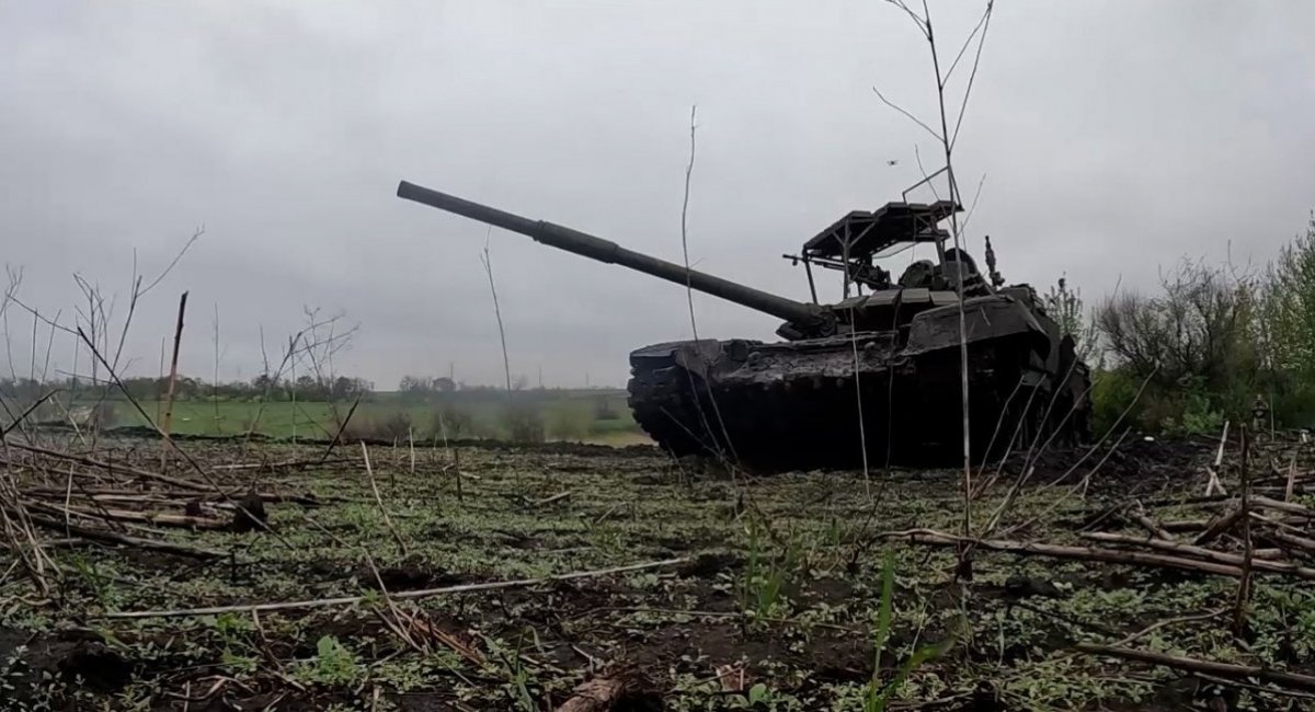 One of the T-72B3 that has Kontakt-1 installed even on the slat armor "grill", May 2023 / Screenshot from russian media
