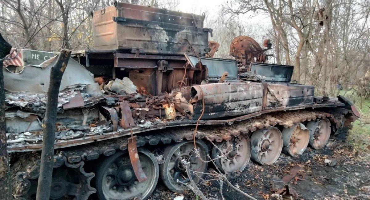 A Russian BREM-1 armored recovery vehicle was found destroyed by the Ukrainian forces in Kherson region / Photo credit: https://twitter.com/UAWeapons