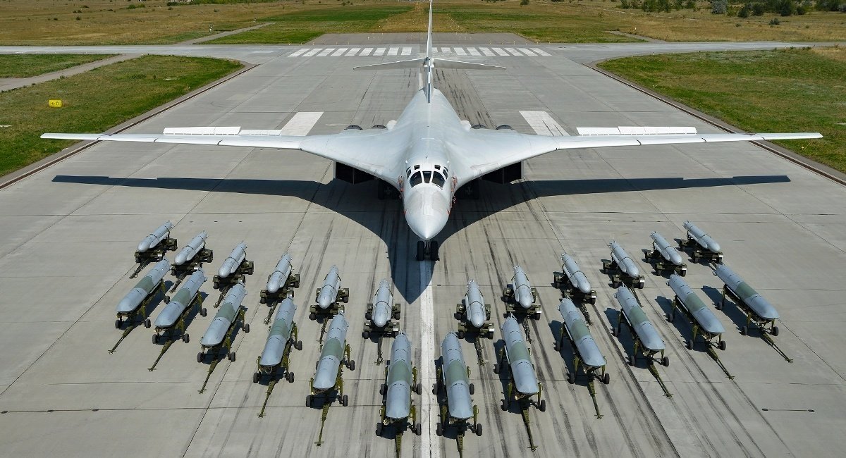 russian Tu-160 bomber with Kh-101 and K-555 cruise missiles / Open source illustrative photo
