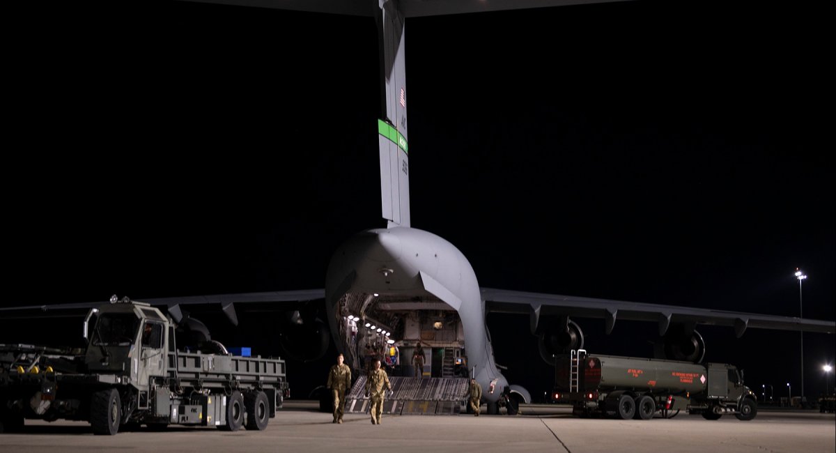 Illustrative photo: U.S. military aid is being loaded onto a C-17 at the Travis Air Force Base, February 2022 / Photo credit: Senior Airman Karla Parra, U.S. Air Force
