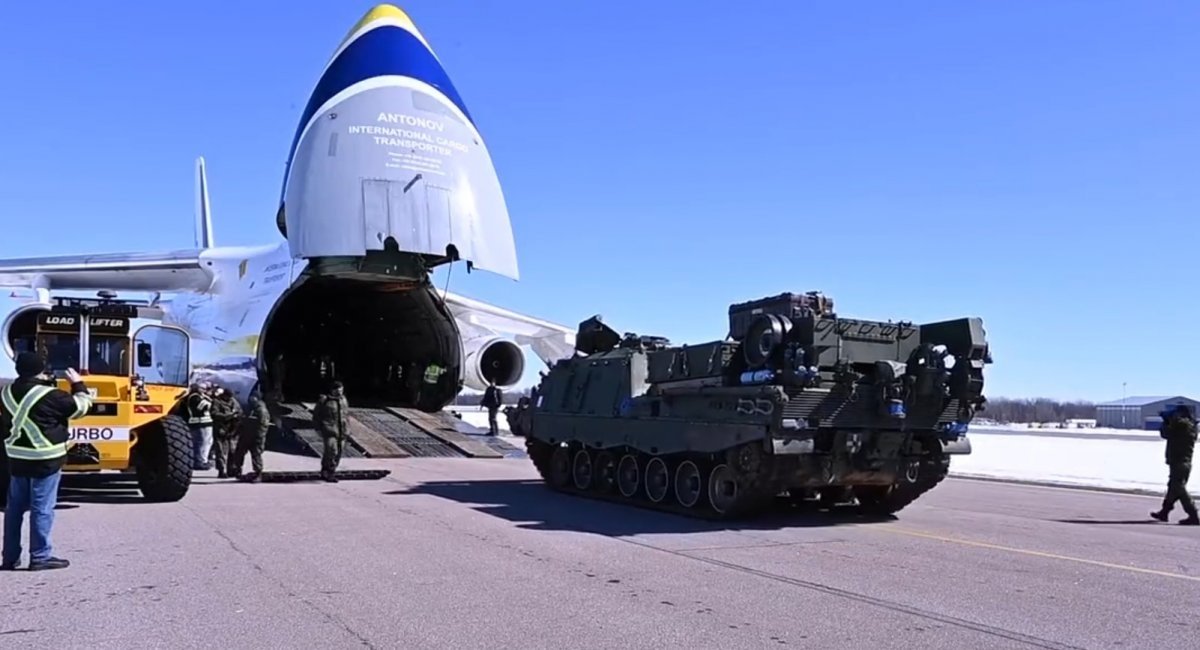 Loading of the Canadian Bergepanzer 3 armored recovery vehicle into the An-124 "Ruslan" aircraft for shipment to Ukraine, March 19, 2023 / Photo from open sources