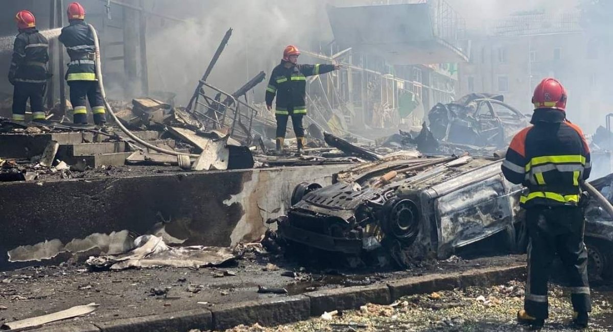 The State Emergency Service works at the site of the Russian missile attack which killed 20 people in Vinnytsia, on July 14, 2022 / Photo credit: The State Emergency Service