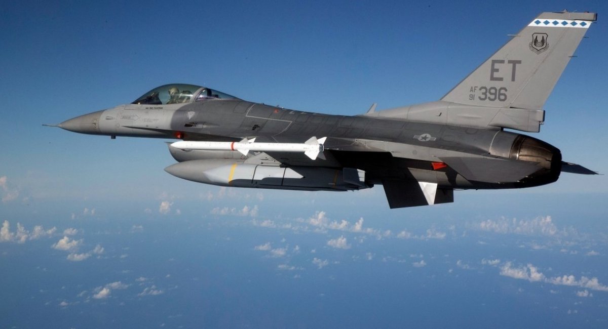 F-16 with a previous version JASSM-ER missile / Photo credit: U.S. Departament of War