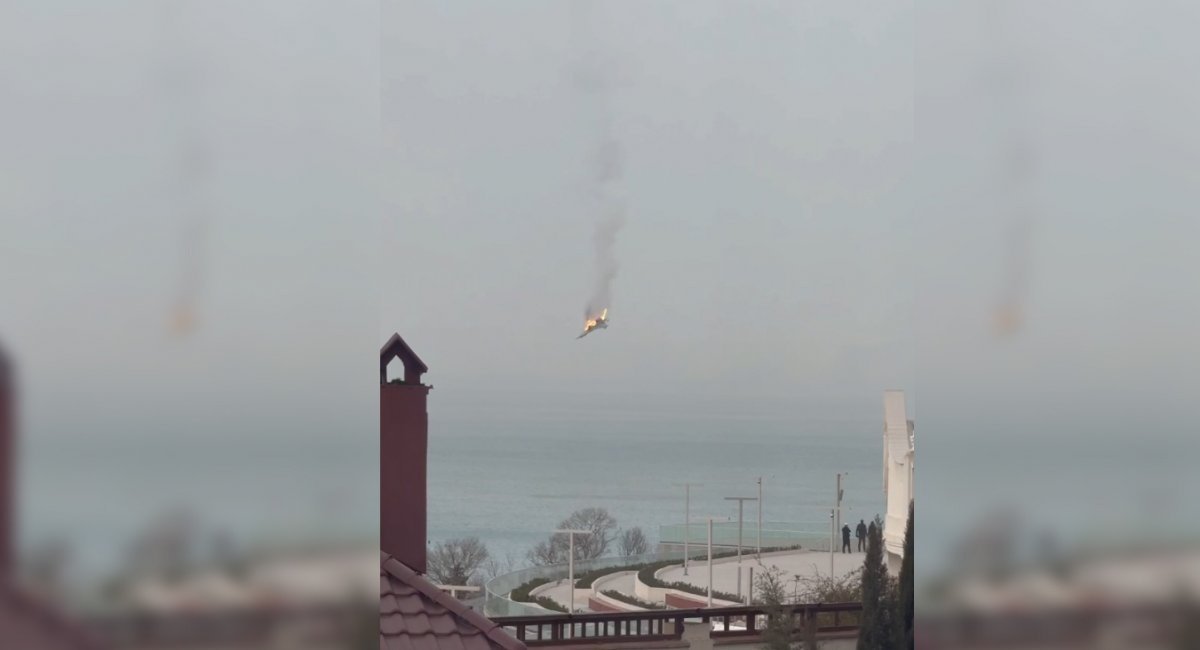 Burning russian aircraft is falling into the sea / Screenshot from the open source video