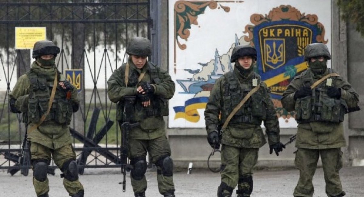 Russian occupiers near a Ukrainian military unit in Crimea, 2014 / Photo credit: Radio Liberty