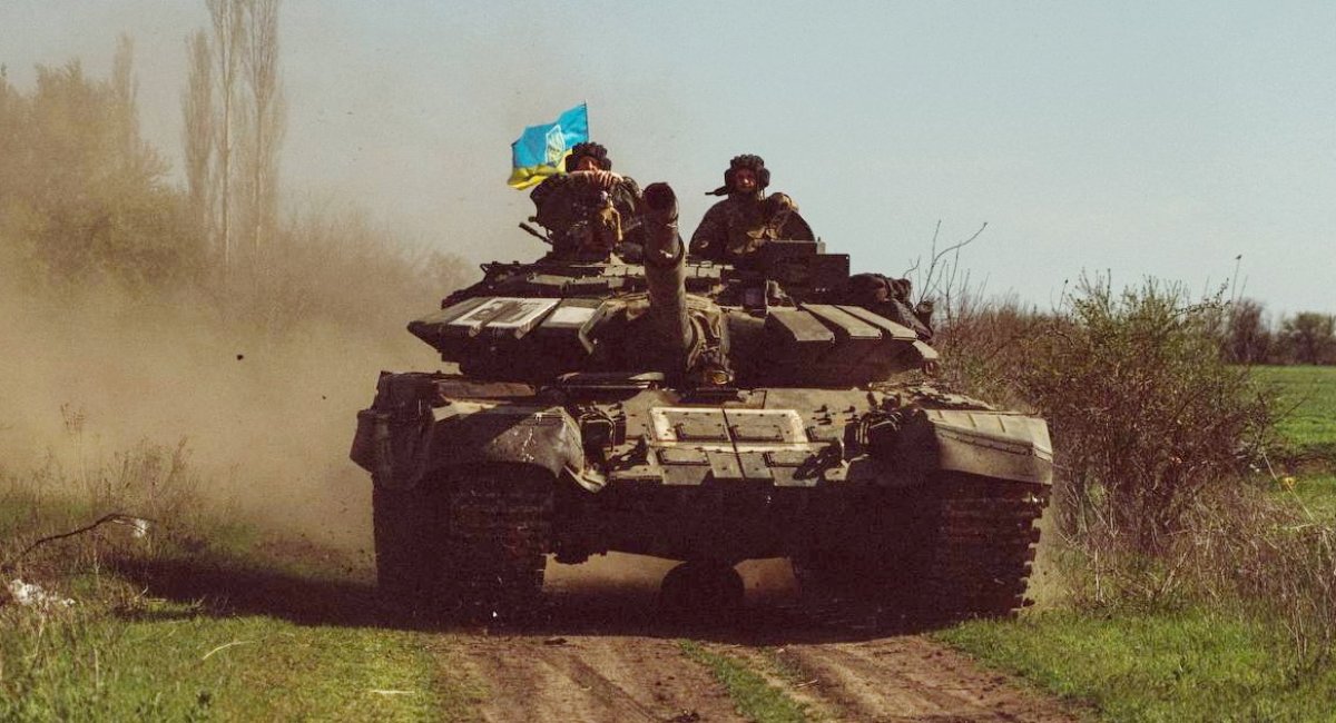  A Ukrainian tank crew operating a captured Russian T-72B3 on the front line / Photo credit: comebackalive.in.ua