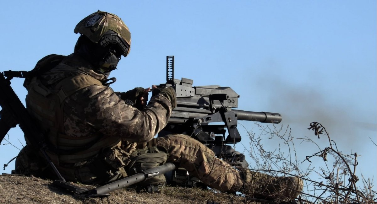 Frenchman skillfully destroys enemy with an American 40mm Mk-19 automatic grenade launcher