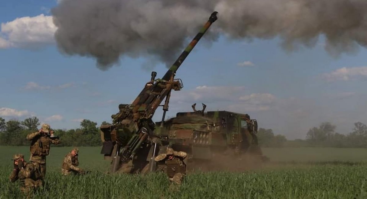 Ukrainian artillerymen fire at the enemy from a self-propelled howitzer that the Ukrainian army received from partners
