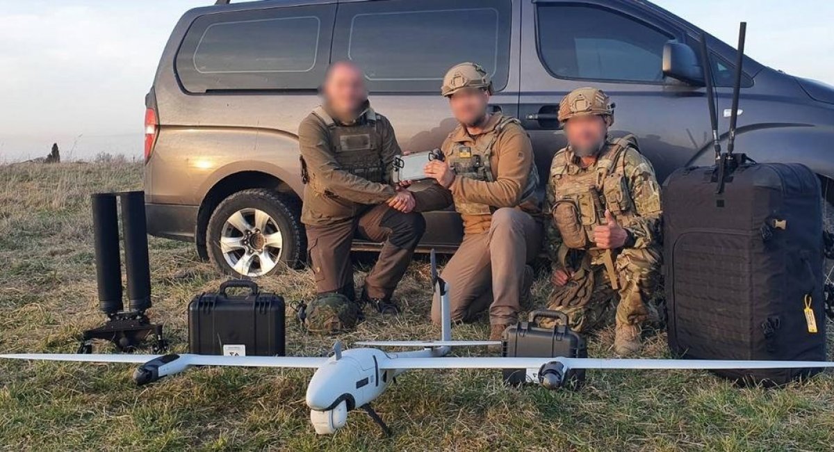 Warriors of the Armed Forces of Ukraine with German Vector UAV and equipment for it / Photo credit: Quantum-Systems
