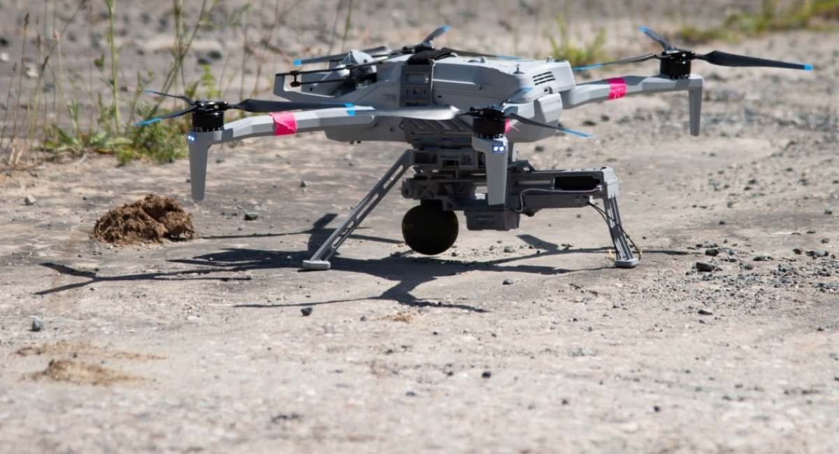 Skydio X10 with an M67 grenade on the Audible drop system / Open-source photo