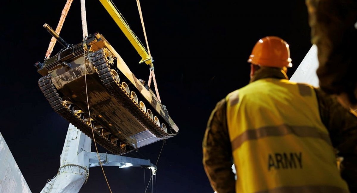 Preparation of Abrams tanks for shipment to Ukraine / Photo credit: Australian Ministry of Defense
