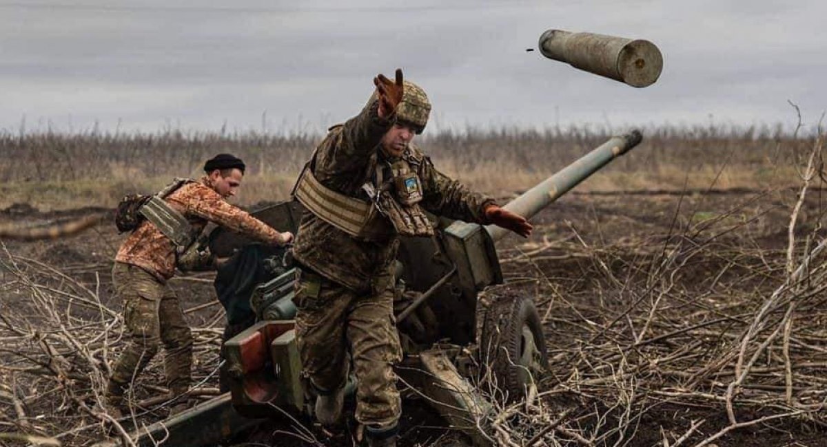 Ukrainian artillerymen from the 59th Artillery Brigade fire on russian occupiers from the Msta-B howitzer, March 2023 / Photo credit: The General Staff of the Armed Forces of Ukraine