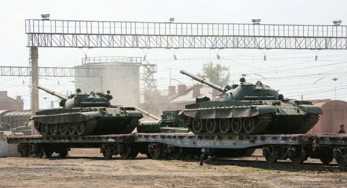 russian occupiers transport a dozen of T-62 tanks as well as other military equipment / Open source illustrative photos 