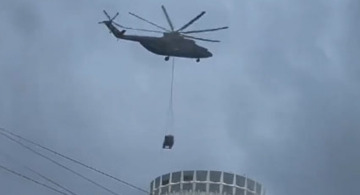A Mi-26 helicopter installing the Pantsir-SMD air defense system on a business center in Moscow / Video screenshot