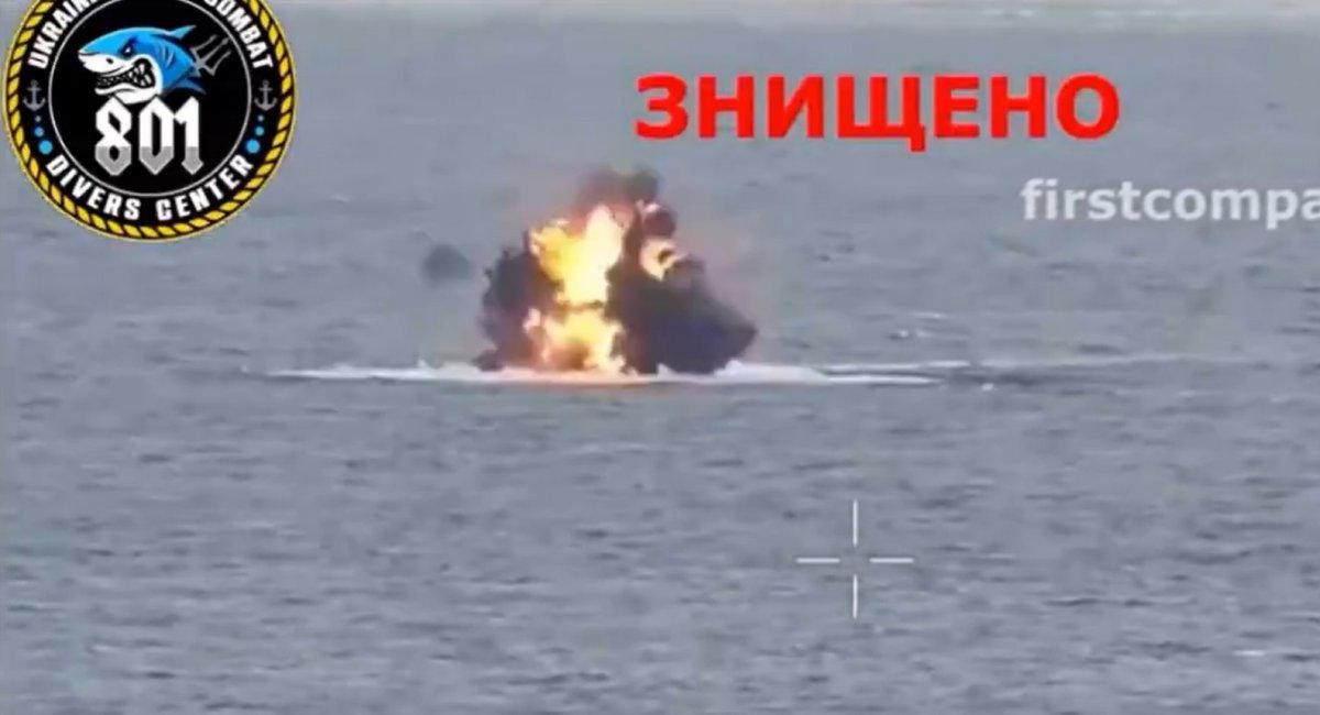 The moment a russian unmanned boat was destroyed by an FPV drone / Video screenshot
