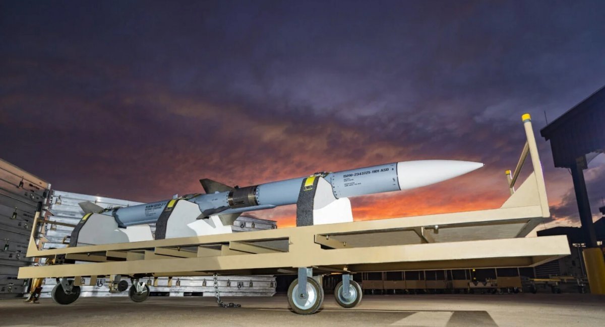  AIM-120 AMRAAM Air-to-air missile / Photo credit: Raytheon