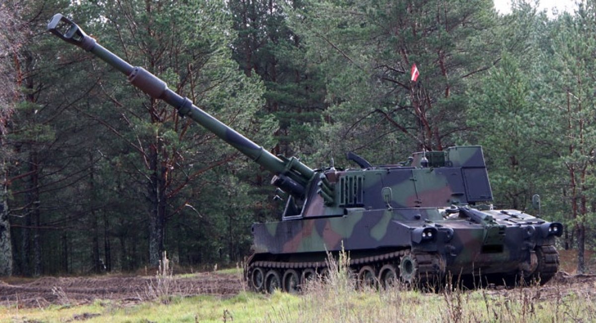In early October 2017 the Latvian Army, as part of an ongoing modernisation programme, took charge of the first of a batch of M109 155mm self-propelled to boost national and regional defences
