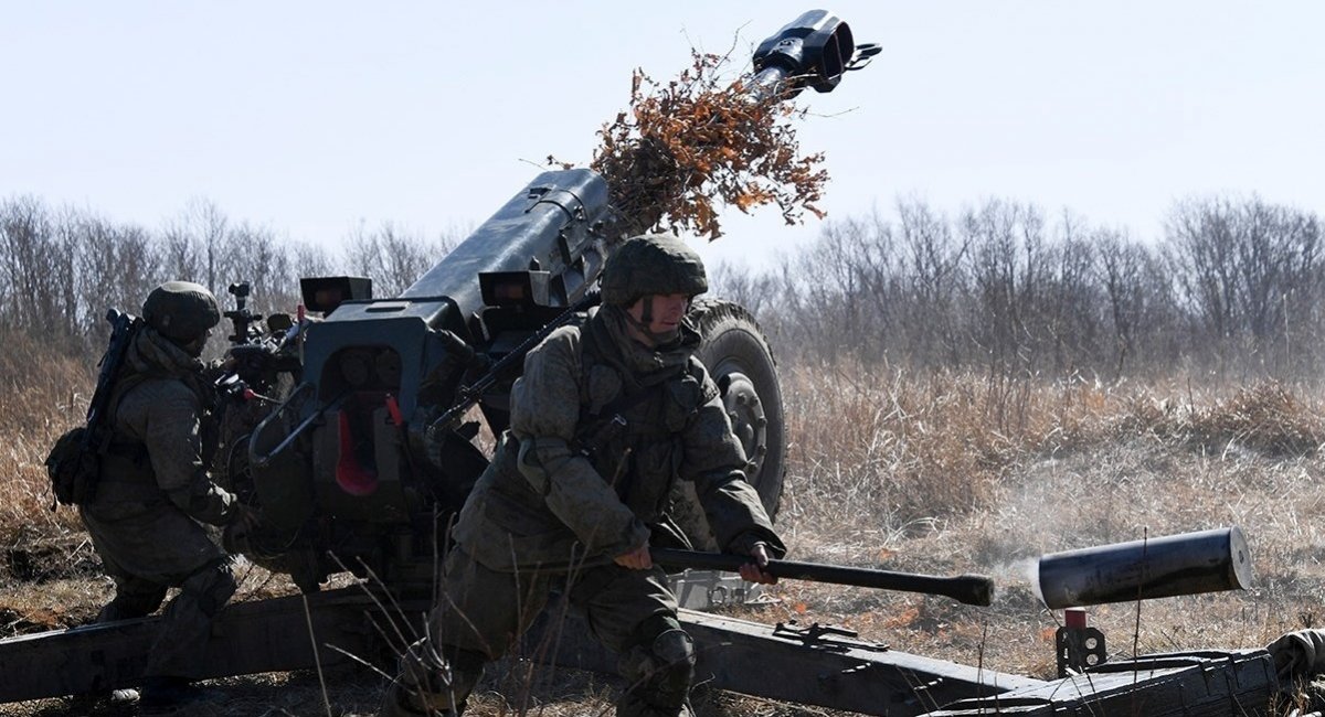 russian artillerymen firing a howitzer / Open source illustrative photo