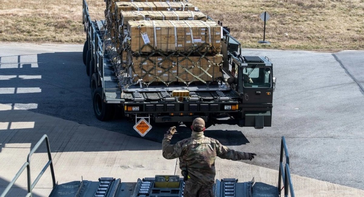 U.S. security asistance supplies are loaded for further shipment to Ukraine / Illustrative photo credit: Senior Airman Faith Barron, U.S. Air Force