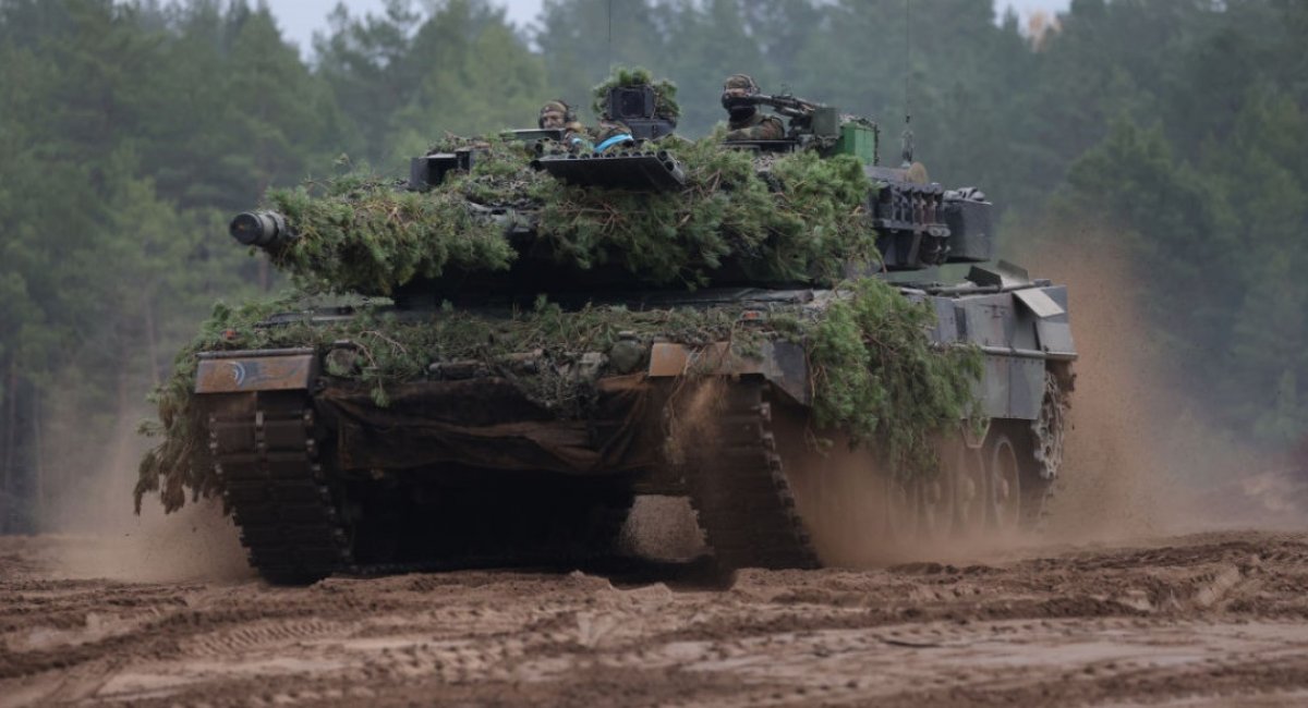 The illustrative photography - Leopard-2 MBT 