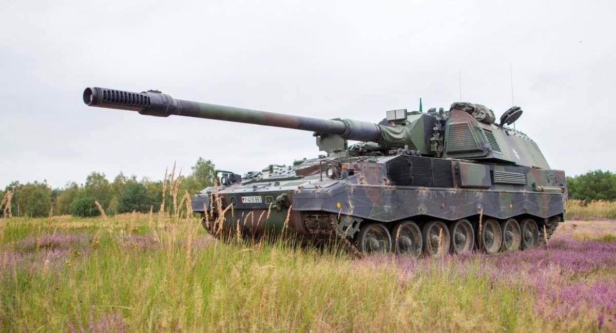 Photo for illustration - Panzerhaubitze 2000 (PzH 2000) 155mm self-propelled tracked howitzers 