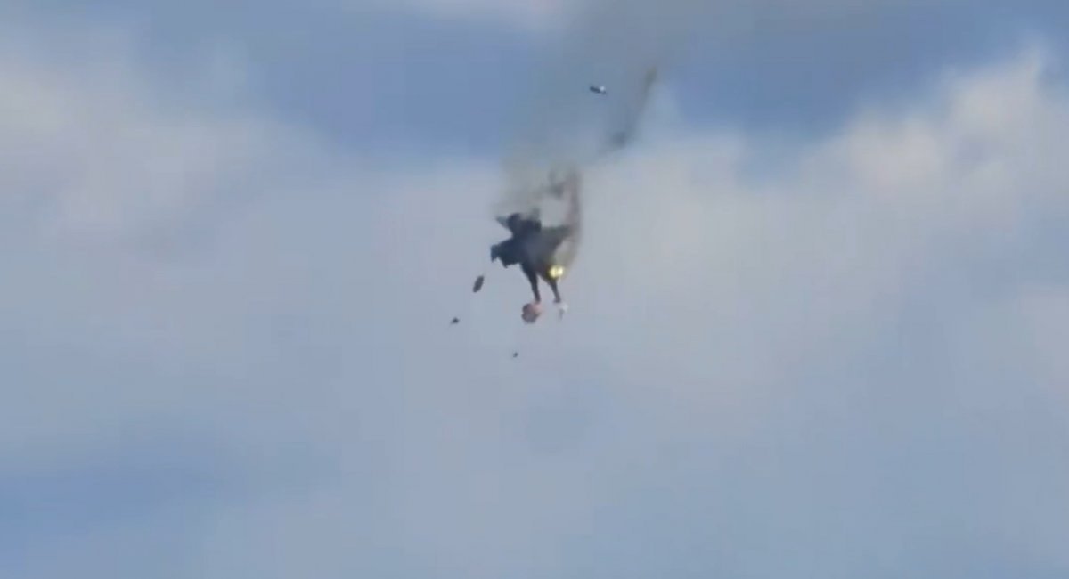 The moment the pilots ejected after two EA-18G Growler aircraft collided  / Video screenshot