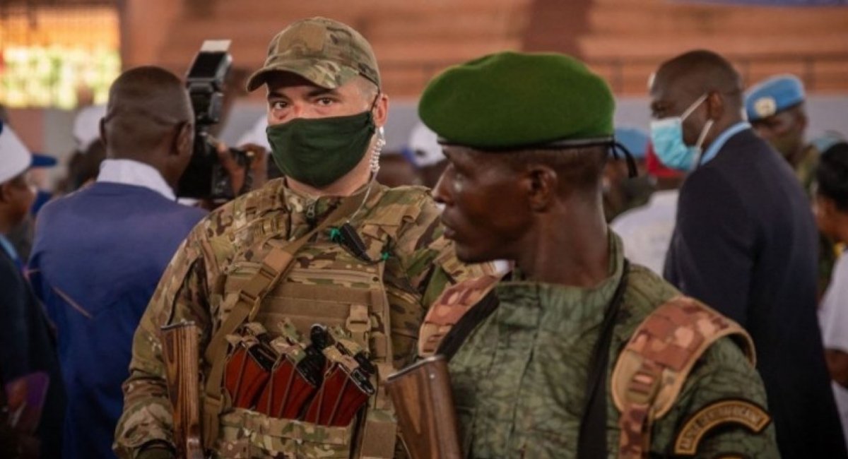 A private security guard from the Wagner group stands next to a Central African Republic soldier during a rally of the United Hearts Movement political party at the Omnisport Stadium in Bangui on March 18, 2022 / Photo credit: Barbara Debout