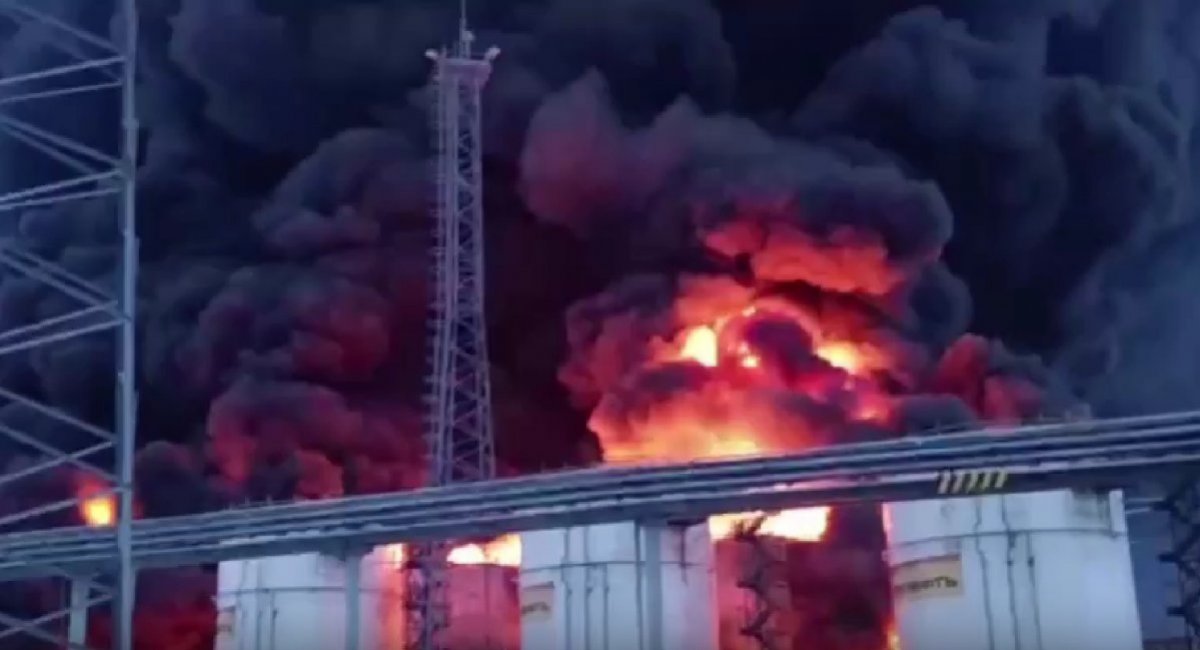 Ukrainian drones attacked oil depot in the town of Klintsy, Bryansk Oblast, russia / Screenshot from open source video