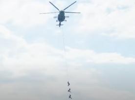 ​Ukraine's Special Forces Show Fast Helicopter Deployment Without Parachutes (Video)