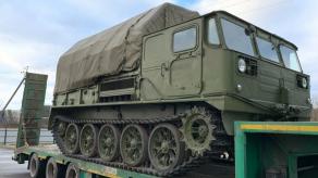 Principle of Turtle Vehicles: New Footage Reveals russia’s Improvised ATS-59G Artillery Tractor Modifications for Battle