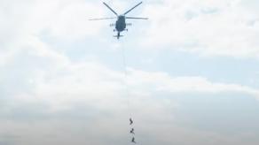 ​Ukraine's Special Forces Show Fast Helicopter Deployment Without Parachutes (Video)