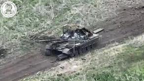 Ukrainian Soldiers Destroyed a russian T-80 Tank with TOW Missiles from Bradley IFV (Video) 