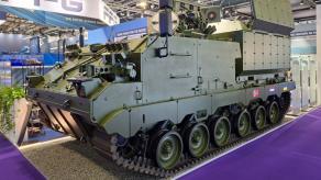 ​Why the MWS120 Ragnarok Mortar on the ACSV G5 Was Spotted at the DSEI 2025 Exhibition with Norwegian, Dutch, and Ukrainian Flags