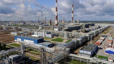 Ukraine Strikes Key Processing Units at russia's Kirishi Oil Refinery